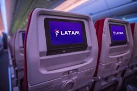 Piloto paraibano registra sua alegria em pleno vôo da LATAM, em ter como passageiros seus próprios pais, ao aeronave chegar em João Pessoa