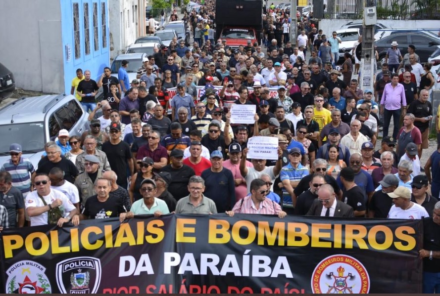 POLÍCIA NAS RUAS – Ato público leva centenas de policiais militares e civis às ruas da Capital , veja fotos