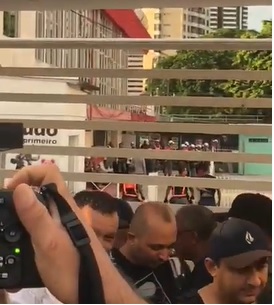 VÍDEO , URGENTE! Policiais estão aquartelados no Cabo Branco, portões fechados com correntes e cadeados e Bloco Muriçocas pode não ter policiamento