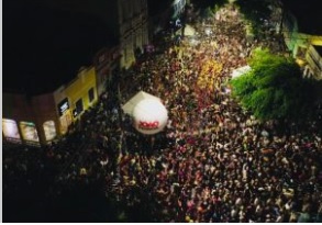 Carnaval no Centro Histórico de João Pessoa surpreende, arrasta multidão e continua nesta 2ª feira