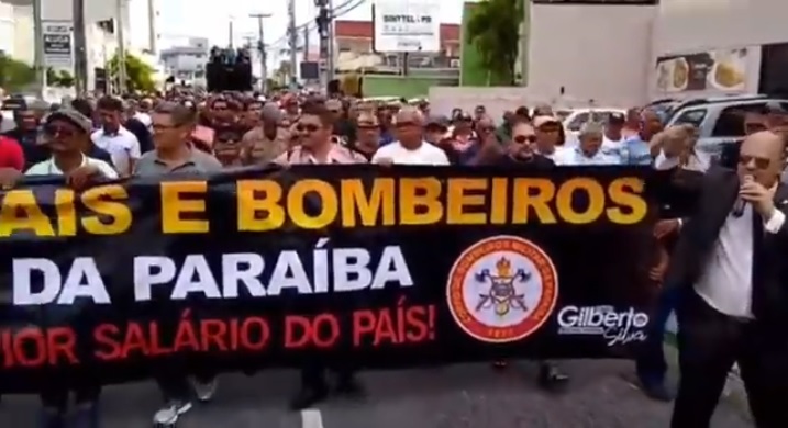 VIDEO – Veja protesto dos policiais militares e civis no Centro de João Pessoa, e deputado Cabo Gilberto declara “a polícia não quer regalia, quer respeito”