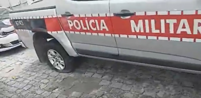 VÍDEO – Viaturas da PM amanhecem o dia com pneus esvaziados em Batalhão da PM em João Pessoa