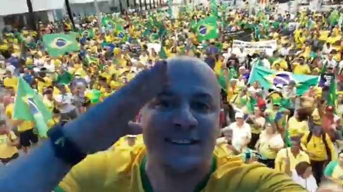 VEJA VÍDEO – Deputado Cabo Gilberto grava imagens da participação popular em movimento deste domingo em João Pessoa
