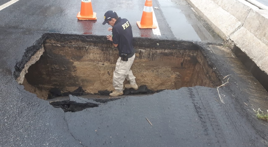 PERIGO NA ESTRADA – PRF evita acidente grave ao interditar pista da BR 230 na ponte sobre Rio Paraíba