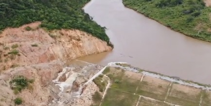 VEJA VÍDEO – Barragem inaugurada há menos de 2 anos pelo Governo do Estado ameaça romper e população de Olho D’água está em alerta