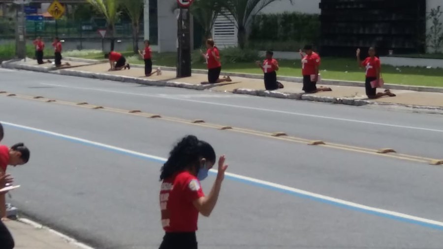 DESPERTOU ATENÇÃO – Jovens se ajoelham e oram a Deus em frente a lojas fechadas em Mangabeira, e fotos ganham redes sociais