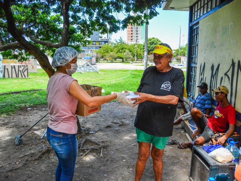 Cozinhas comunitárias e restaurantes populares funcionam no feriado de Sexta-Feira Santa com cardápio de pescados para atender pessoas em situação de rua