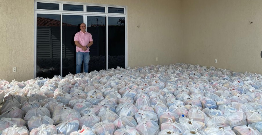Deputado investe todo o salário na compra de 500 cestas básicas para famílias que estão impedidas de trabalhar na pandemia