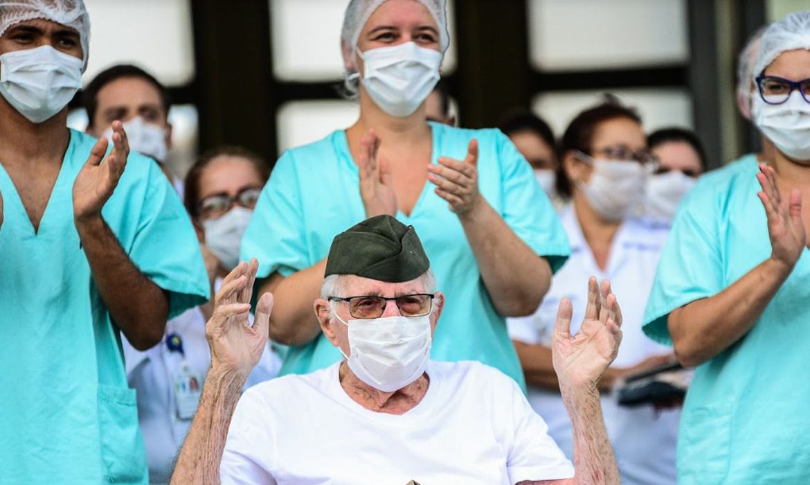 BOAS NOTÍCIAS – Ministério da Saúde informa que nas últimas 24 horas mais de 8 mil pessoas foram curadas da covid-19, totalizando 166 mil recuperadas