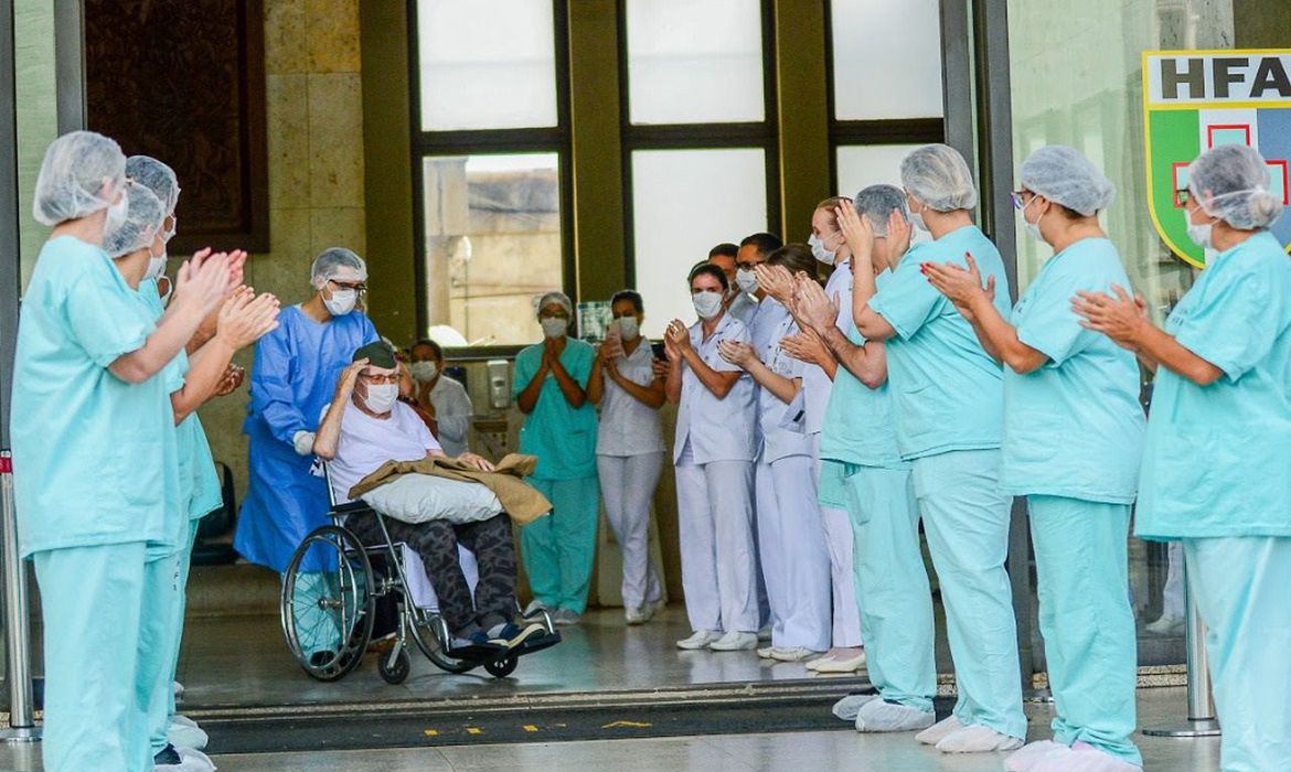 BOAS NOTÍCIAS – Brasil alcança marca de 700 mil pessoas curadas de Covid-19, maior número de recuperados no mundo