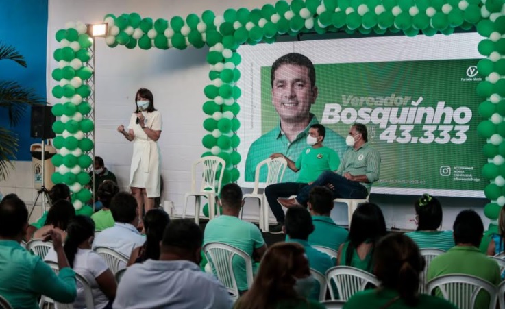 Ao lado do vereador Bosquinho, em Tambiá, Edilma Freire anuncia que criará Centro Dia da Pessoa Idosa