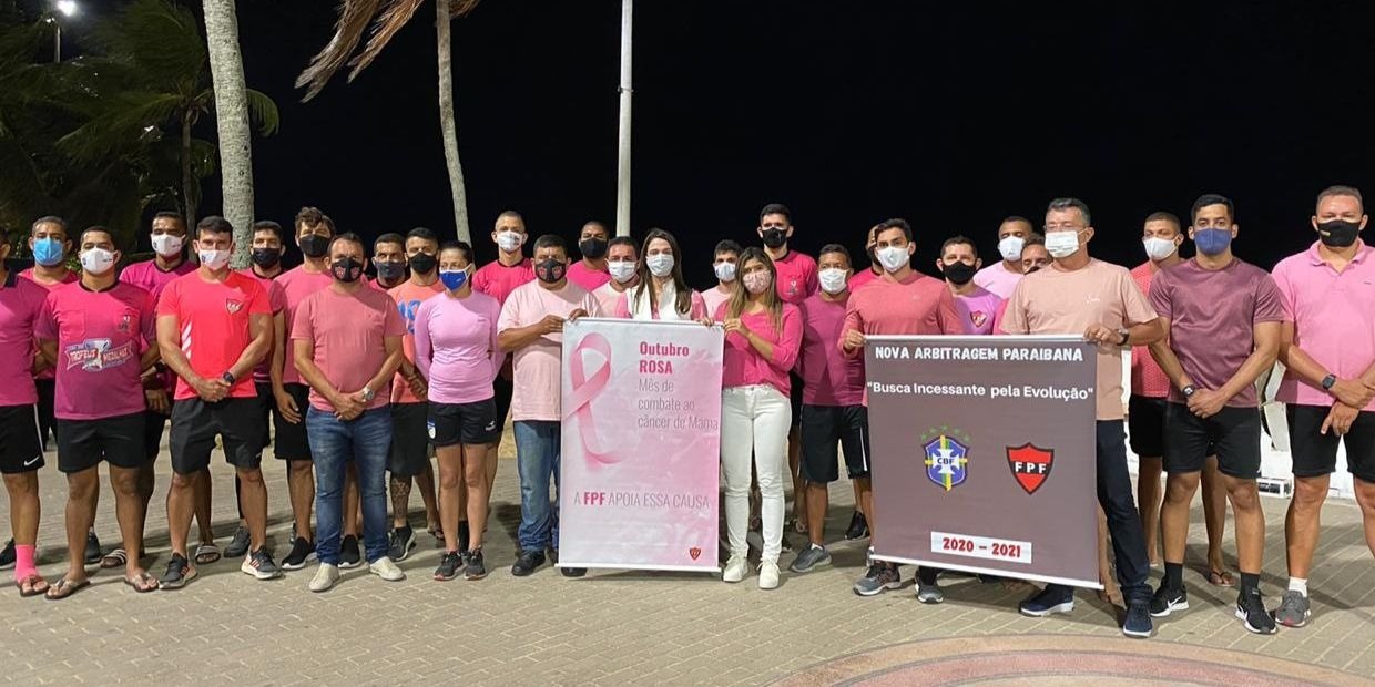 Federação Paraibana de Futebol realiza ato de apoio ao outubro rosa, na praia do Cabo Branco, alertando para prevenção ao câncer de mama