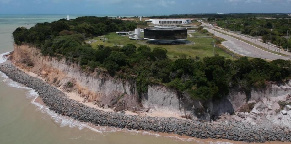 BARREIRA DO CABO BRANCO – Prefeitura de João Pessoa conclui fase da obra do enrocamento que protegerá a falésia