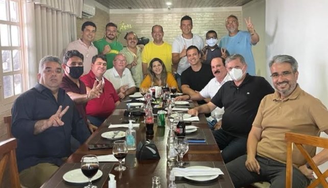 Bruno Farias destaca união de 16 vereadores, que se reuniram nesta segunda-feira, para reforçar candidaturas dele e de Dinho à presidência da Câmara Municipal