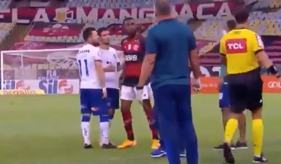 VÍDEO DE RACISMO NO MARACANÃ – Gerson escuta “cala boca negro” de atleta do Bahia, e técnico Mano Menezes diz que é malandragem e que Gerson tem que tomar “bico” do Daniel
