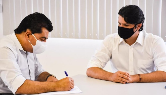 Atual vice-prefeito de João Pessoa, e prefeito eleito de Pedras de Fogo, Manoel Júnior se reúne com Léo Bezerra, vice-prefeito eleito, e tratam de emendas e obras estruturantes para a Capital