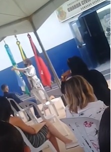 VEJA VÍDEO – Prefeita paraibana que usa tornozeleira e foi derrotada nas eleições, repreeende e expõe guarda municipal a vexame durante reunião com dezenas de pessoas