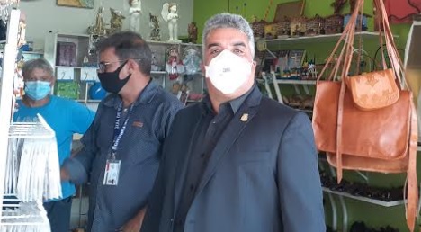 VEJA VÍDEO – Em visita ao Mercado de Artesanato de Tambaú, vereador Guga anuncia que vai pedir aos órgãos do Município e do Estado mais segurança para lojistas, clientes e turistas