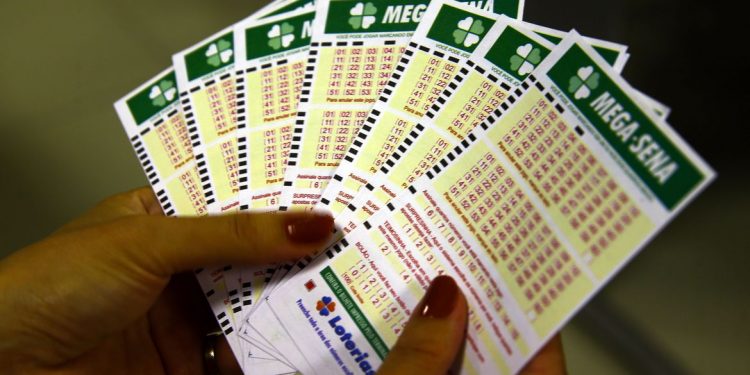 Mega-Sena acumulada deve pagar R$ 50 milhões e apostas podem ser feitas até às 19h
