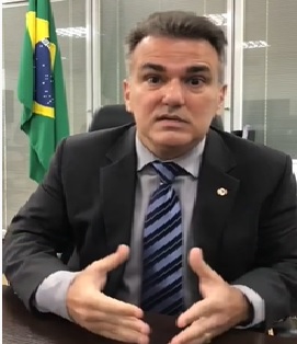 VÍDEO – Pastor Sérgio Queiroz lamenta fechamento de igrejas : “o que é mais fácil contaminar-se ao redor de uma mesa de bar, todos sem máscara, ou no culto com número reduzido de pessoas e todos com máscara ? ..senhor governador é possível ponderar isso ?”