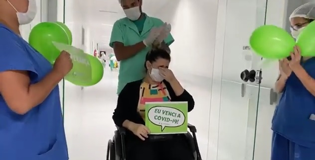 VÍDEO – Última paciente de Covid, de Manaus, chora ao receber alta do HU, em JP