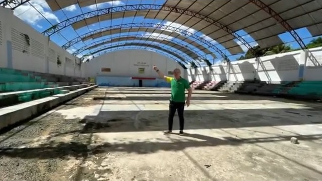 VÍDEO- Deputado Cabo Gilberto recebe denúncias e mostra ginásio abandonado