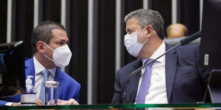 Aprovado texto-base de projeto para compra de vacinas por empresas privadas
