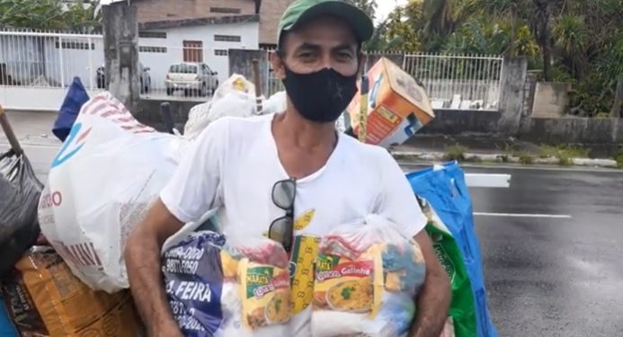 VEJA VÍDEO- Catador de recicláveis é surpreendido com cestas básicas do Intrometidos