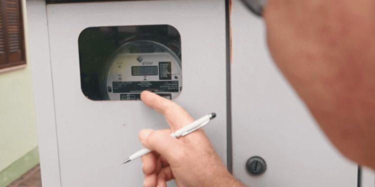 Orientação sobre a leitura feita em medidores de energia na parte externa do imóvel