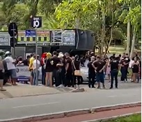 VÍDEO- Músicos, donos de bares e restaurantes protestam em frente a Granja do Governador