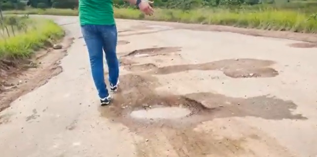 VÍDEO- Deputado mostra buraqueira em estrada na Paraíba e cobra recuperação