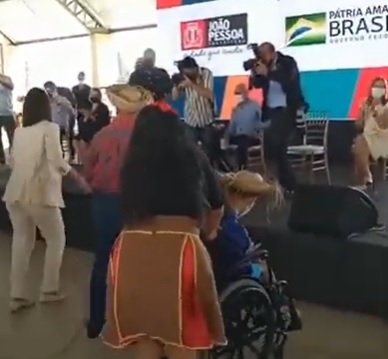 VEJA VÍDEO – Michelle Bolsonaro cai no forró em apresentação da APAE em João Pessoa