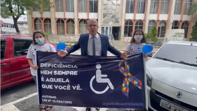 Tratamento de portadores de autismo na pauta do TJ/PB, e deputado faz apelo (VÍDEO) na praça