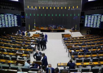 Aprovação da PEC dos Precatórios garante Auxílio Brasil e pagamento do Fundef