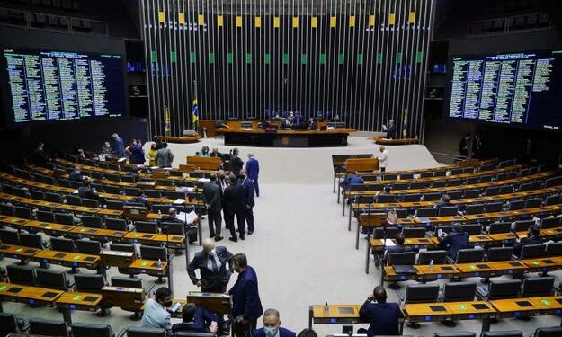 Aprovação da PEC dos Precatórios garante Auxílio Brasil e pagamento do Fundef