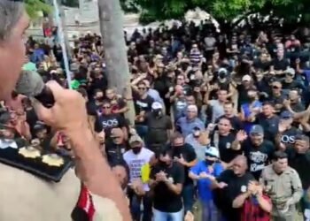 VIDEOS- Policiais protestam na Praça e Governo emite nota dizendo que não retirou direitos da PM