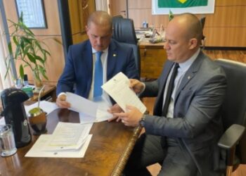 Deputado entrega documentos a ministro mostrando que Governo da PB não cumpre Proteção Social da PM