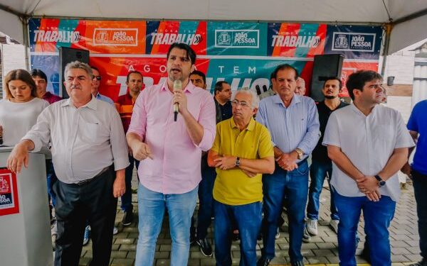 Vice-prefeito Léo Bezerra entre obras de calçamento, drenagem e padronização de calçadas no Cristo