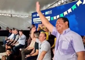 VEJA VÍDEO- Bolsonaro cita Nilvan Ferreira e população recepciona de forma calorosa