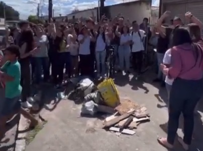 VÍDEO- Teto desaba, estudantes protestam e professora lamenta dinheiro não aplicado corretamente