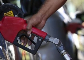 Governador de MG reduz ICMS de 31% para 18% na gasolina, e de 30% para 18% na energia elétrica