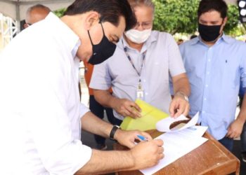 Manoel Jr assina ordem de serviço para construção de escola e quadra poliespotiva em Pedras de Fogo