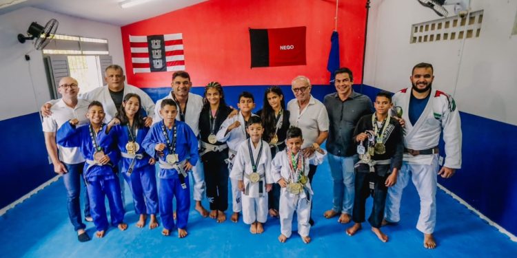 Cícero visita atletas do “campeões do amanhã”, medalhistas em competição regional de Jiu Jitsu no CE