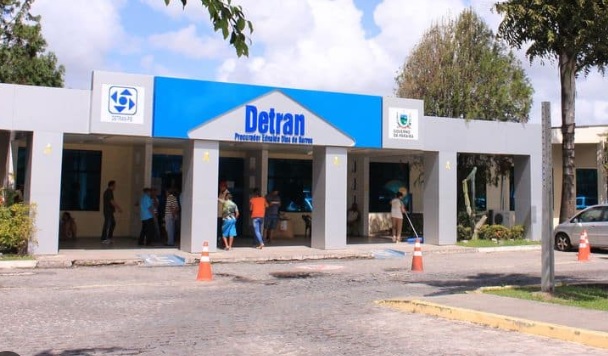Auditoria do TCE pede suspensão de portaria do Detran sobre pagamento de taxa a empresas de placas
