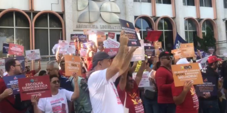 VÍDEOS- Professores estaduais ocupam Praça João Pessoa e fazem ato com faixas, cartazes e discursos
