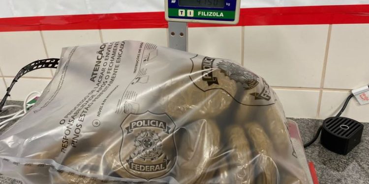 Polícia Federal prende idoso de 78 anos com 4,7 kg de cocaína tentando embarcar para Paris