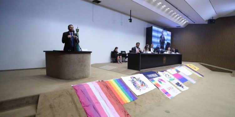 Proposta proibindo que união do mesmo sexo seja equiparada ao casamento será votada nesta 4ª