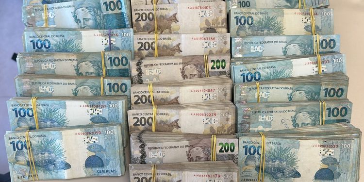 URGENTE! PF apreende R$ 300 mil com homens em carro, em Tambaú e investiga se dinheiro era pra compra de votos