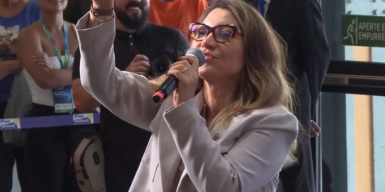 Janja manda Elon Musk “se foder”, e deputado paraibano lamenta baixaria: “Essa é a primeira-dama do Brasil. Dá para acreditar ?”