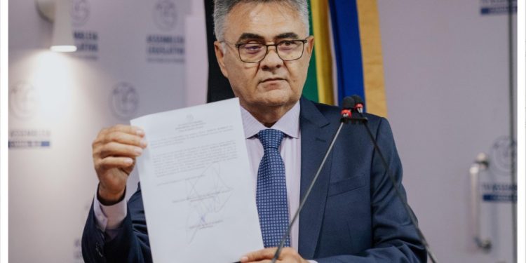 Após decisão do STF, deputado Márcio Roberto toma posse na AL, para cumprir 2 anos de mandato